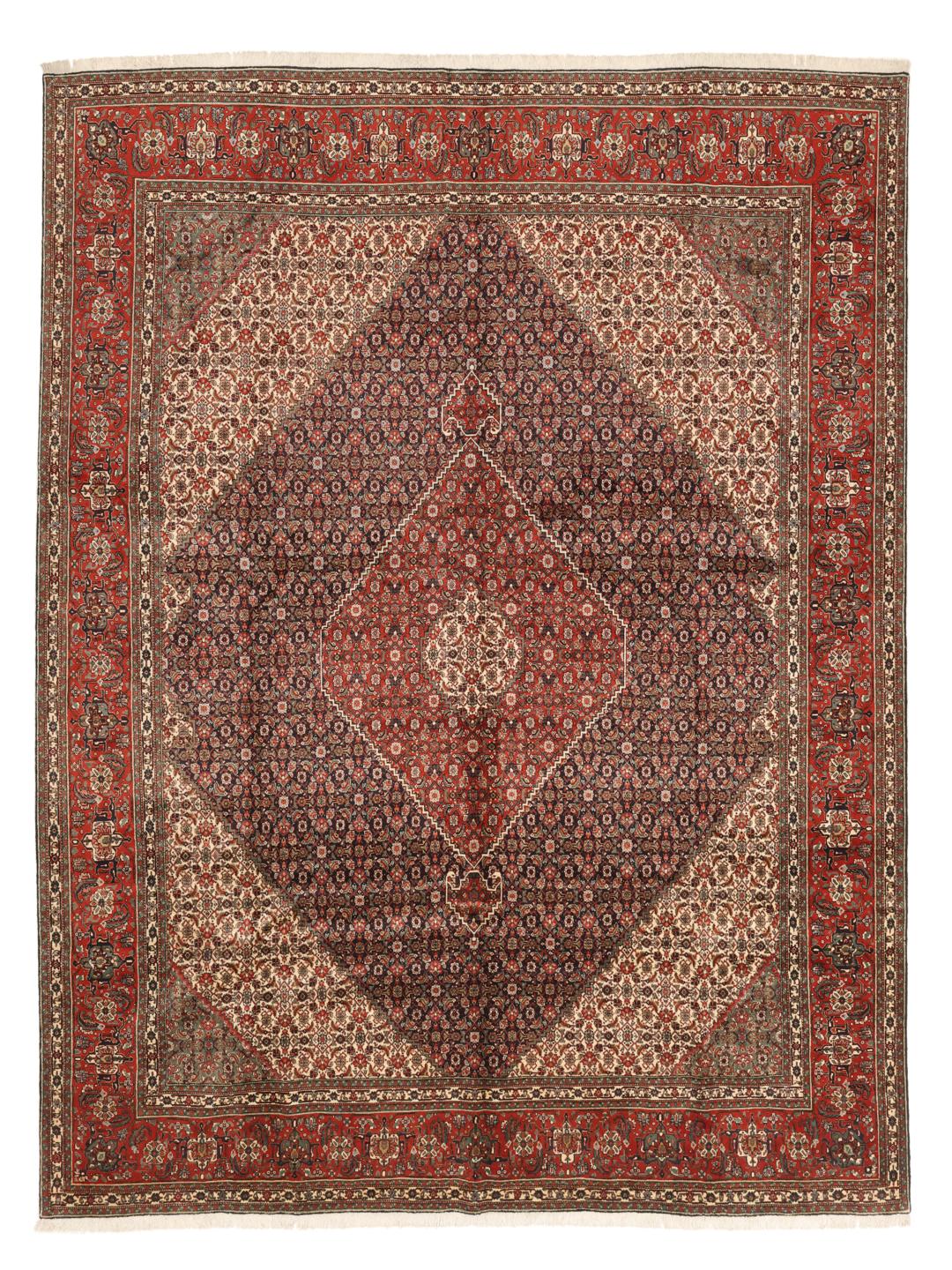 Een handgeknoopt Tabriz 40 Raj tapijt uit het Midden-Oosten in rood- en beige tinten.