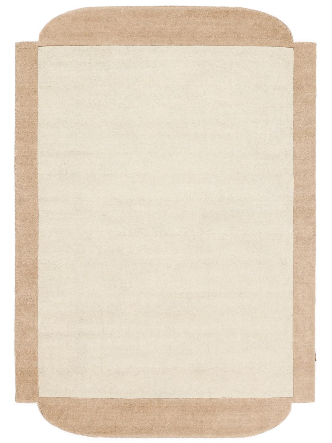 Et rektangulært tæppe i beige og råhvid med en ren, moderne æstetik.