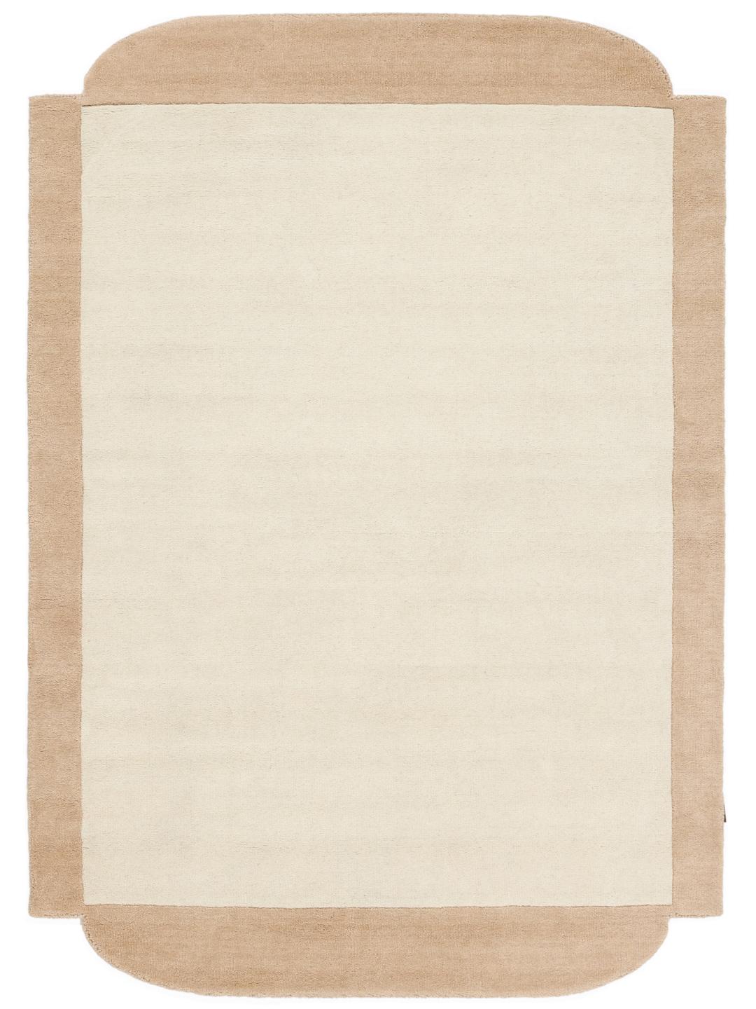 Een rechthoekig kleed in beige en off-white met een strakke moderne esthetiek.