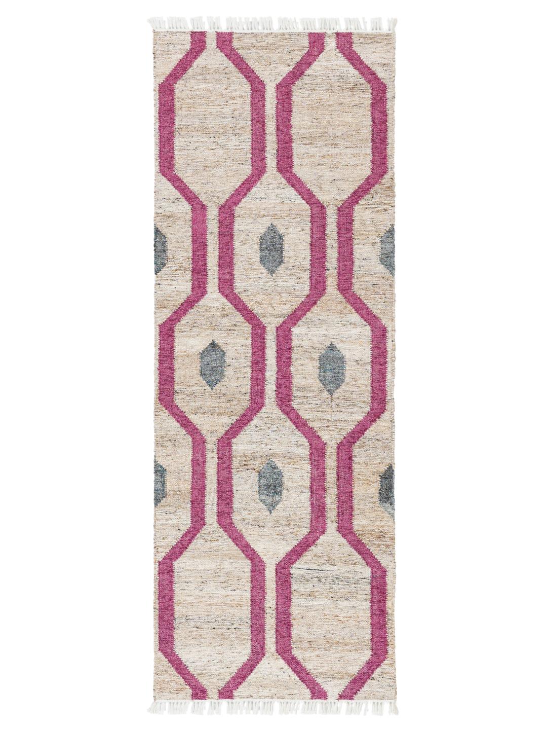 En levende lyserød og beige geometrisk løber med en blød frynsekant.