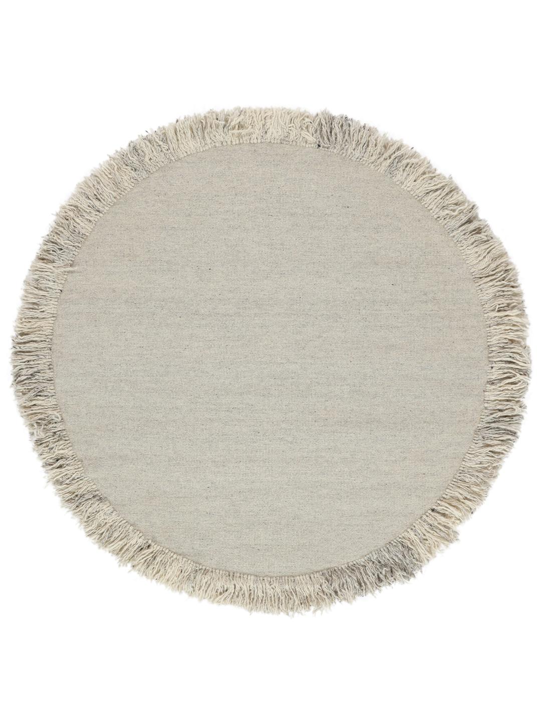 Un tapis rond tissé gris avec des bords à franges.