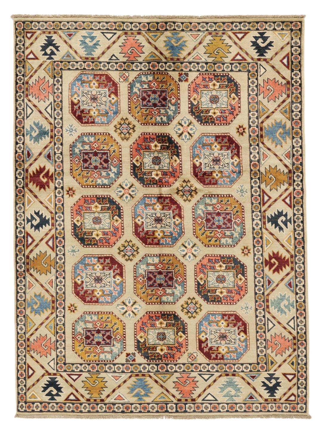 Handgeknoopt Kazak-tapijt uit Afghanistan in beige met geometrische medaillonpatronen.