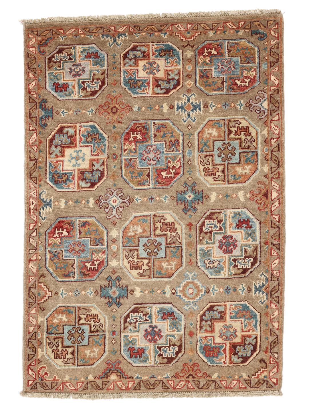 Handgeknoopt Afghaans Kazak-tapijt met geometrische motieven in beige, blauwe en rode tinten.
