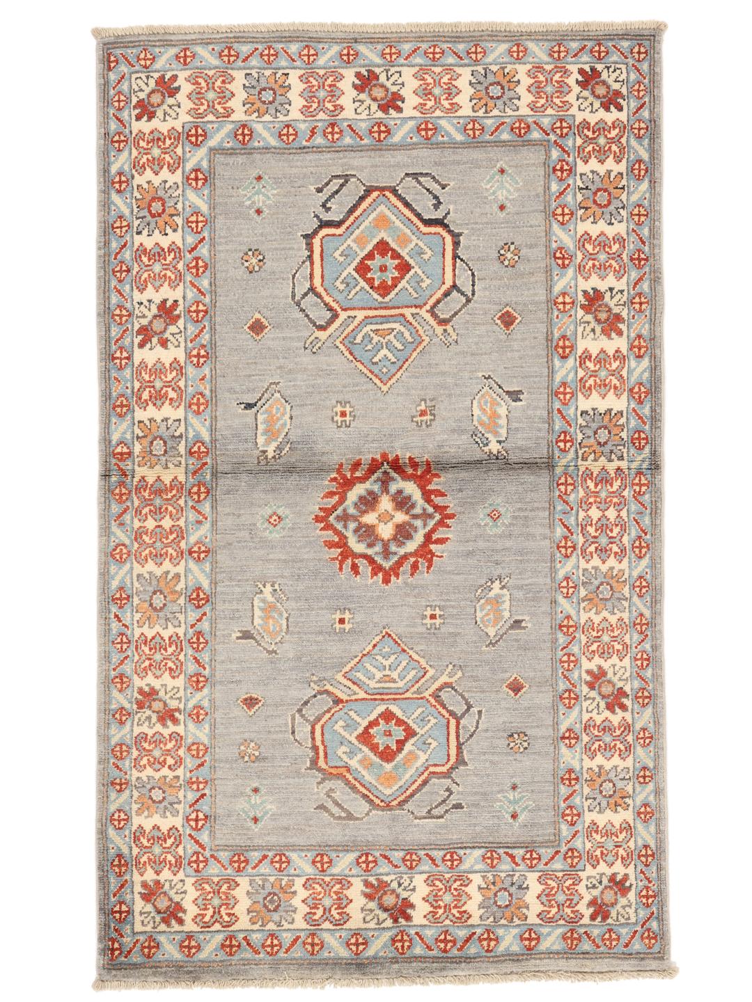 Handgeknoopt Kazak-tapijt uit Afghanistan met een grijs veld en traditionele geometrische motieven.