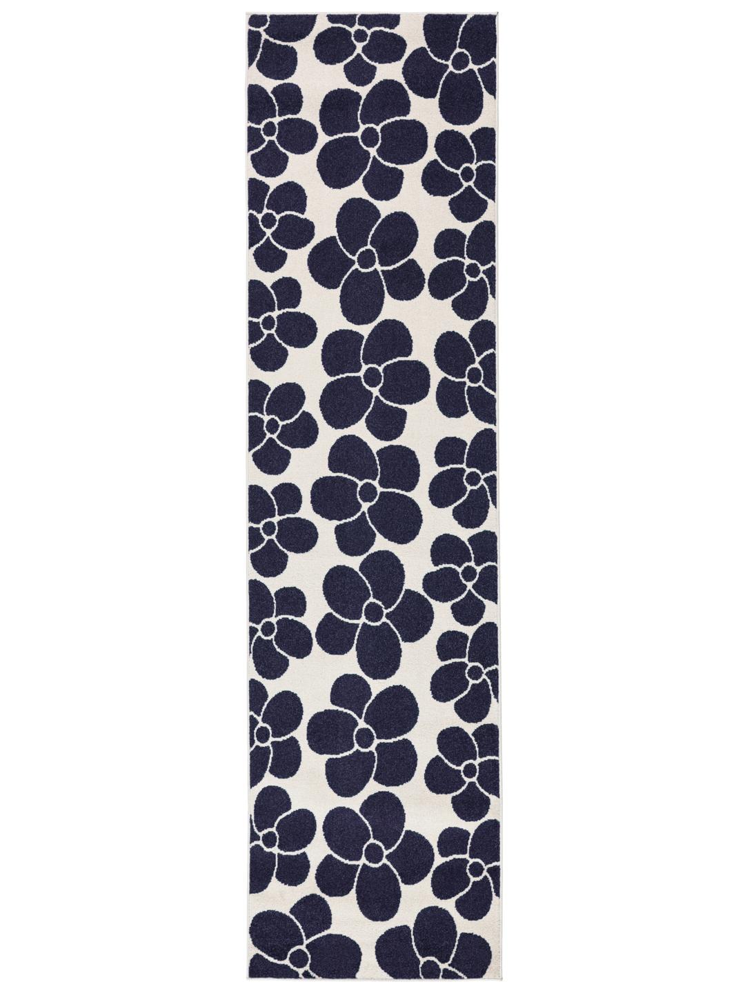 Een rechthoekige loper met een donkerblauw en gebroken wit bloemenpatroon.