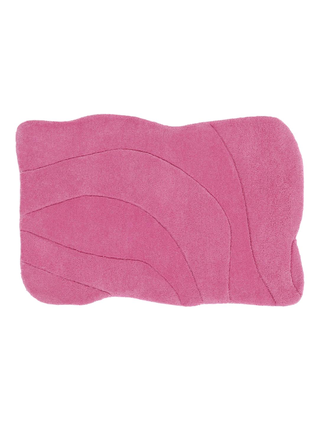 Een levendige roze deurmat met organische, uitgesneden lijndetails.