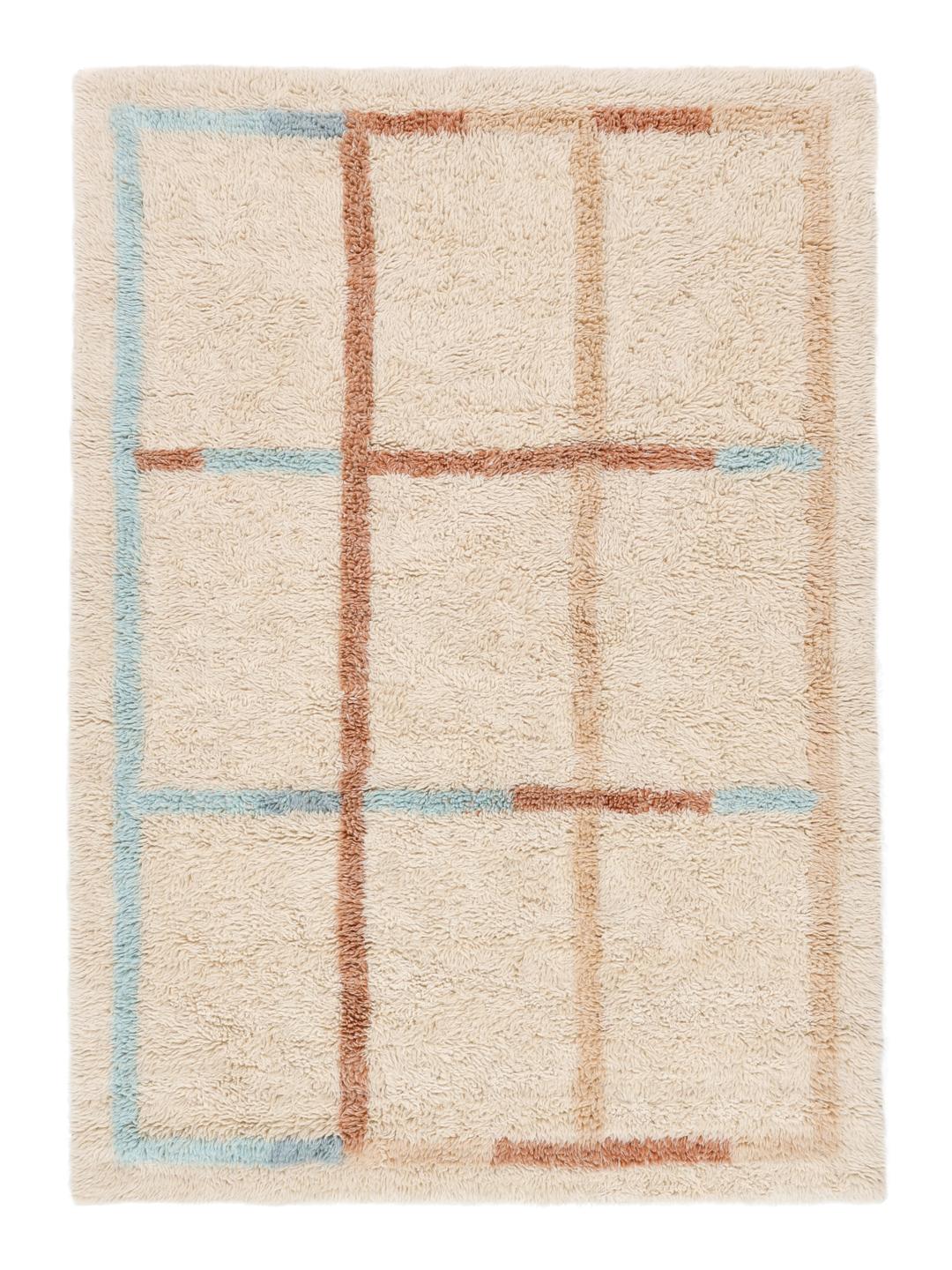 Beige tæppe med blød luv og et diskret flerfarvet ternet design