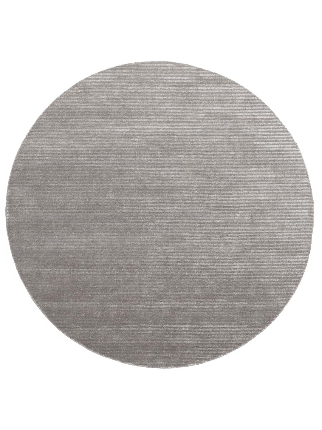 Un tapis rond gris avec un motif rayé subtil.