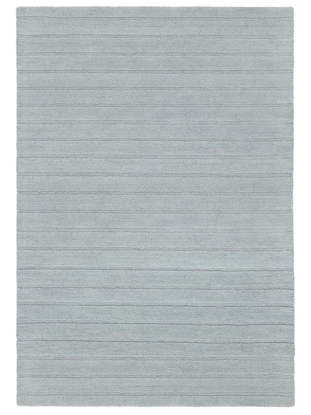 Een gestructureerd blauw vloerkleed met een gestreepte textuur van hoge en lage pool.