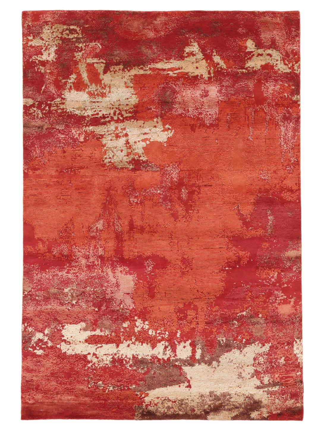 Een modern, levendig rood handgeknoopt tapijt uit India met artistieke, abstracte patronen.