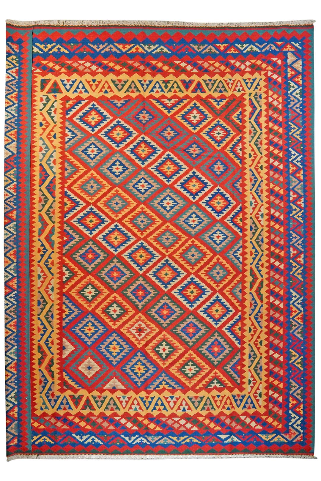 Et levende, håndvævet Kilim Qashqai-tæppe fra Mellemøsten med et dristigt rødt, blåt og gult geometrisk mønster.