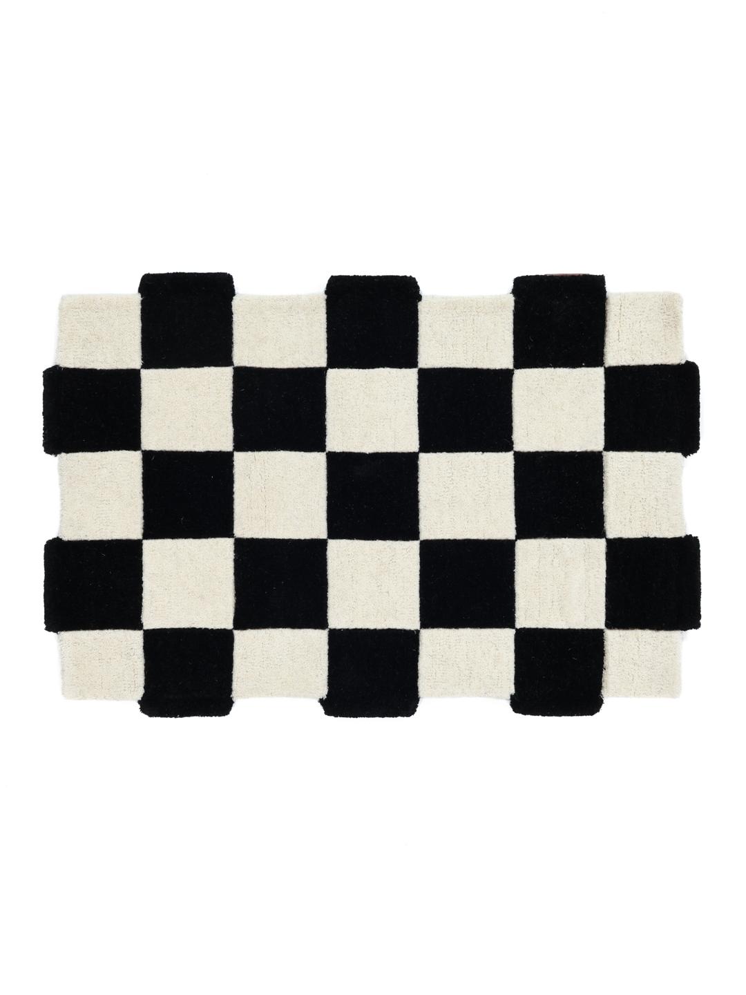 Zwarte en witte deurmat met een schaakbordpatroon