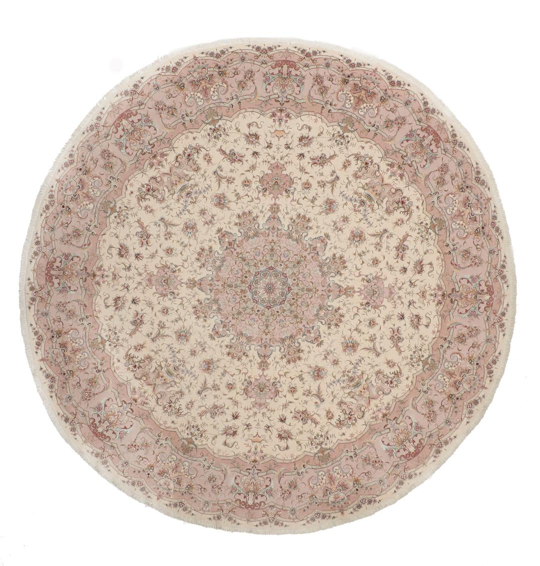 Rundt Tabriz-tæppe med indviklede blomstermønstre i rosa og creme fra Mellemøsten.