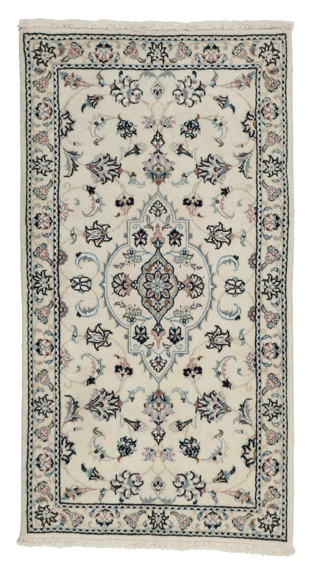 Een handgeknoopt Nain 9La-tapijt uit het Midden-Oosten met een beige achtergrond en bloemmotieven.