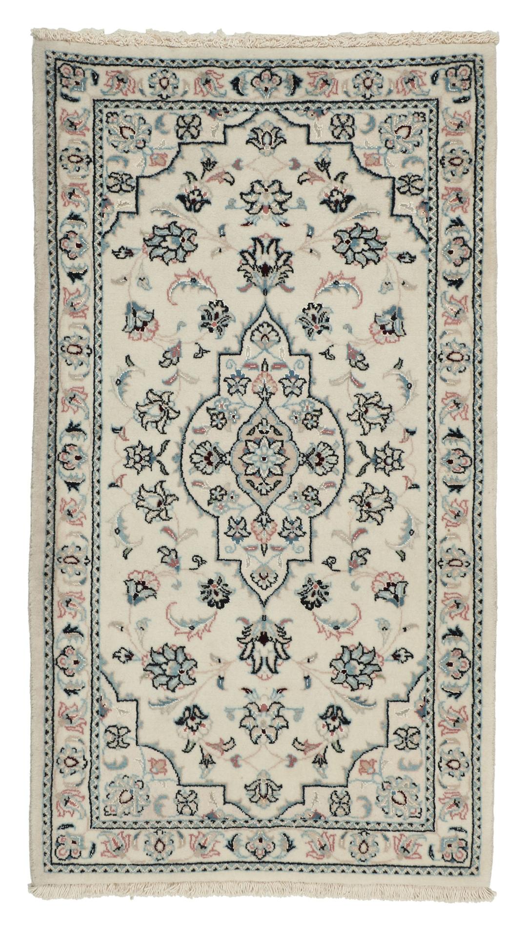 Een handgeknoopt Nain 9La tapijt met delicate bloemmotieven op een beige achtergrond.