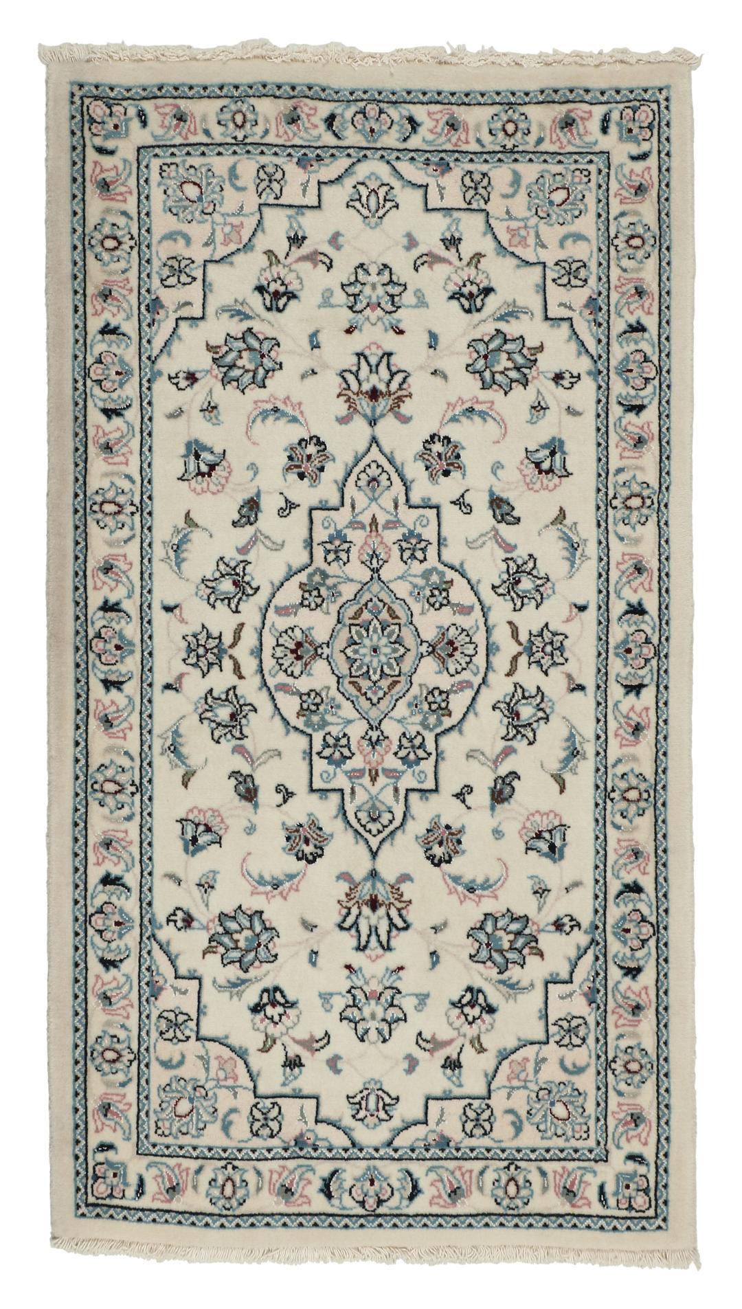 Een handgeknoopt Nain 9La tapijt met delicate bloempatronen in beige en blauw uit het Midden-Oosten