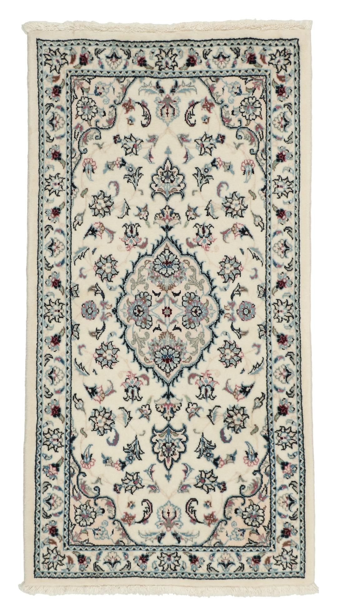 Handgeknoopt Nain 9La tapijt met delicate bloempatronen in beige en blauwe tinten uit het Midden-Oosten.