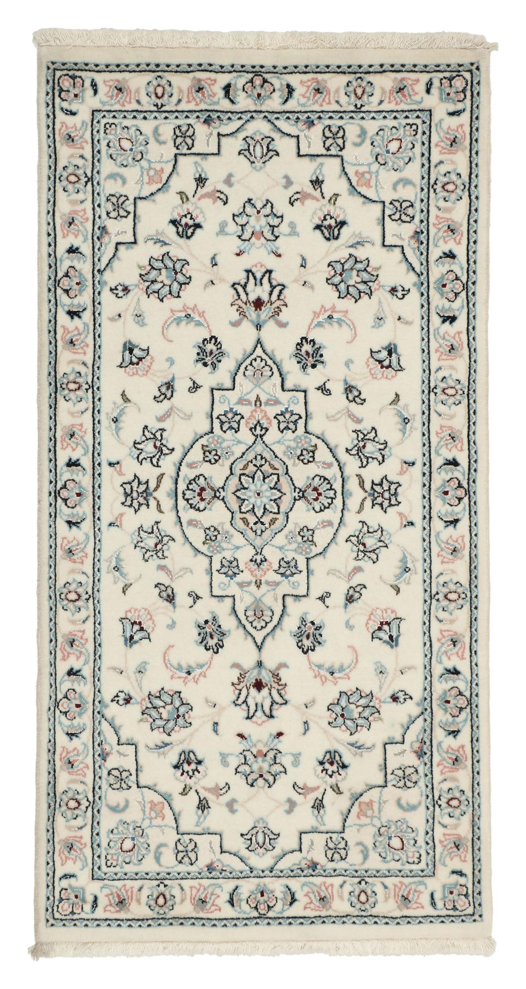 Handgeknoopt Nain 9La tapijt met een bloemmedaillonontwerp in beige, blauwe en roze tinten.