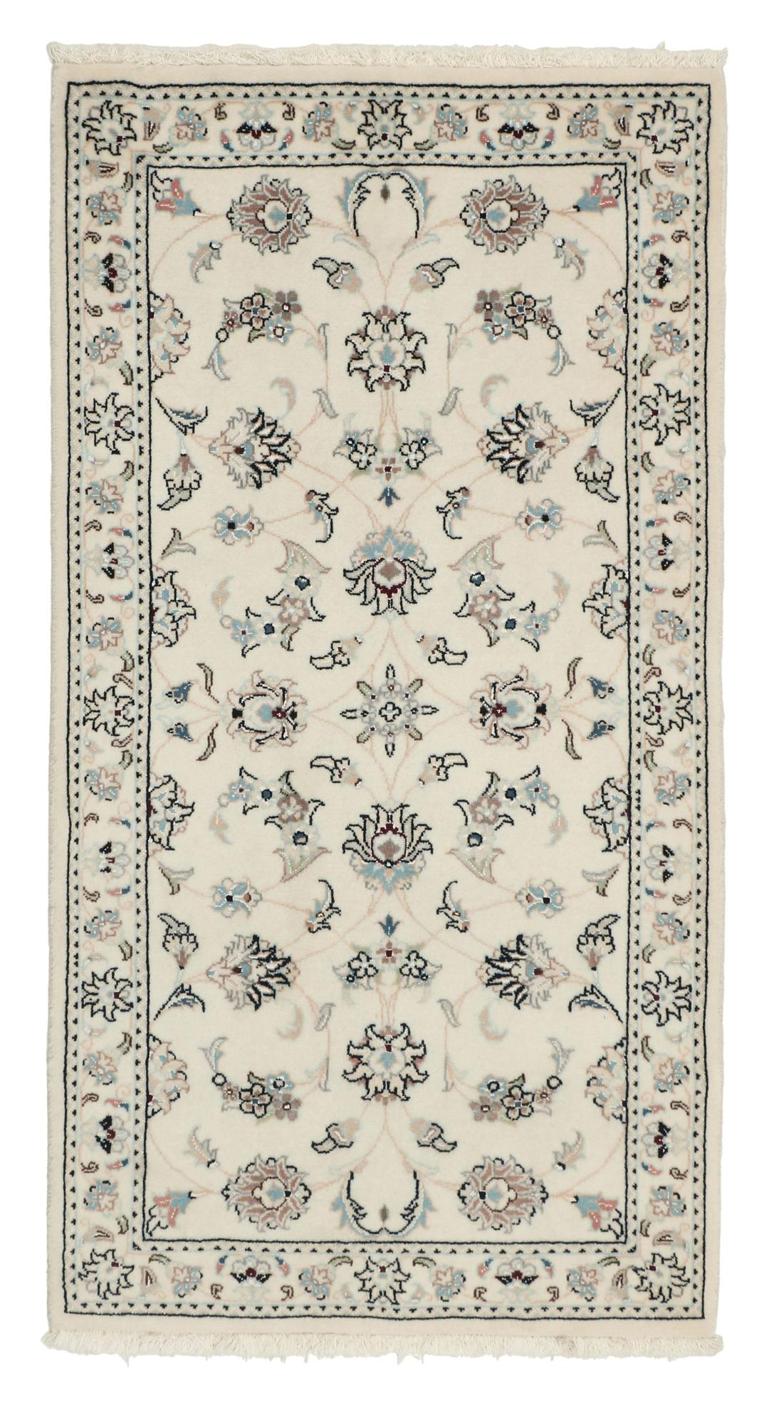 Een rechthoekig handgeknoopt Nain 9La tapijt met een beige veld en florale motieven uit het Midden-Oosten.