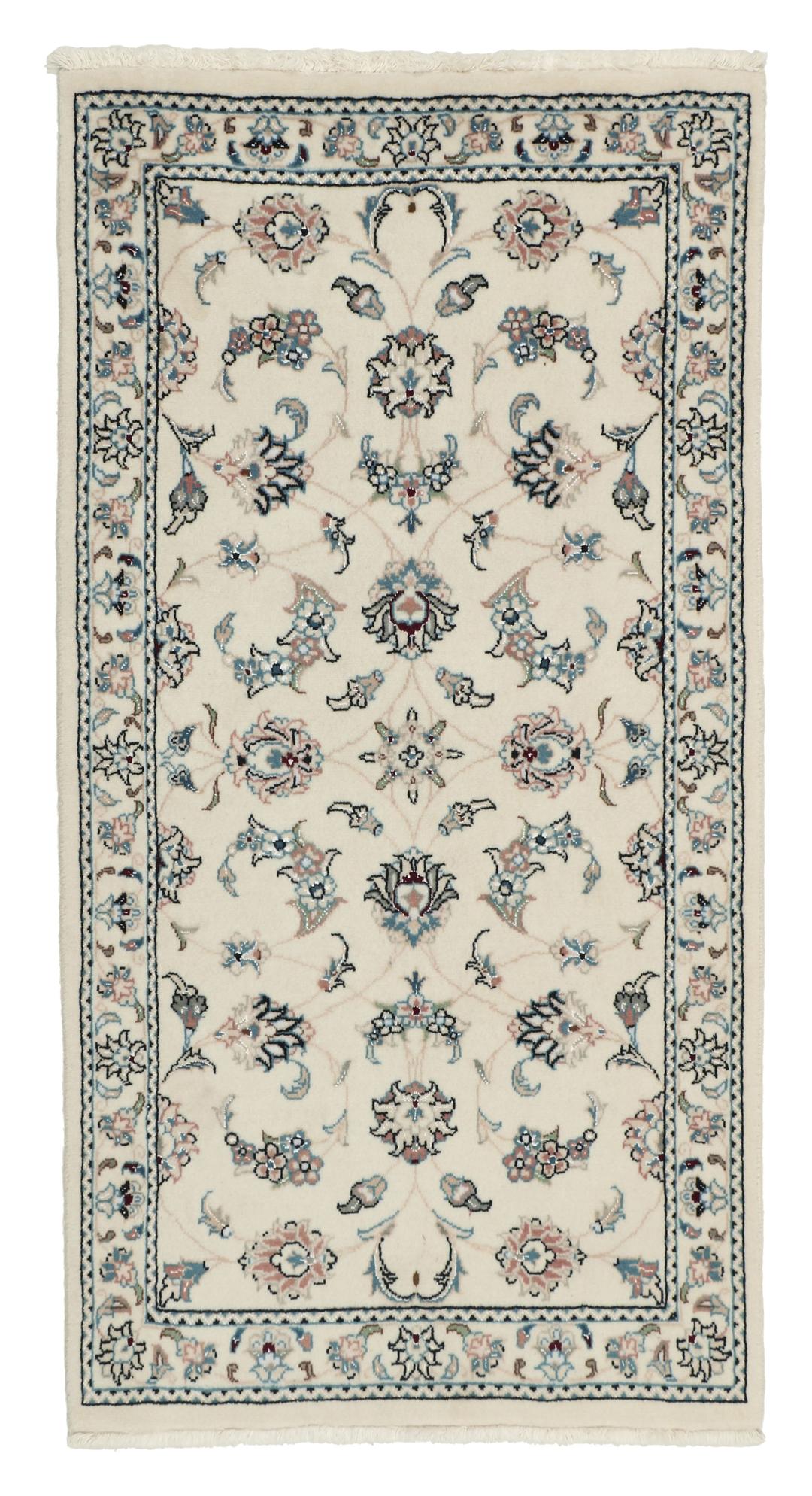 Een rechthoekig handgeknoopt Nain 9La tapijt uit het Midden-Oosten met een beige achtergrond en bloempatronen in blauw en roze.