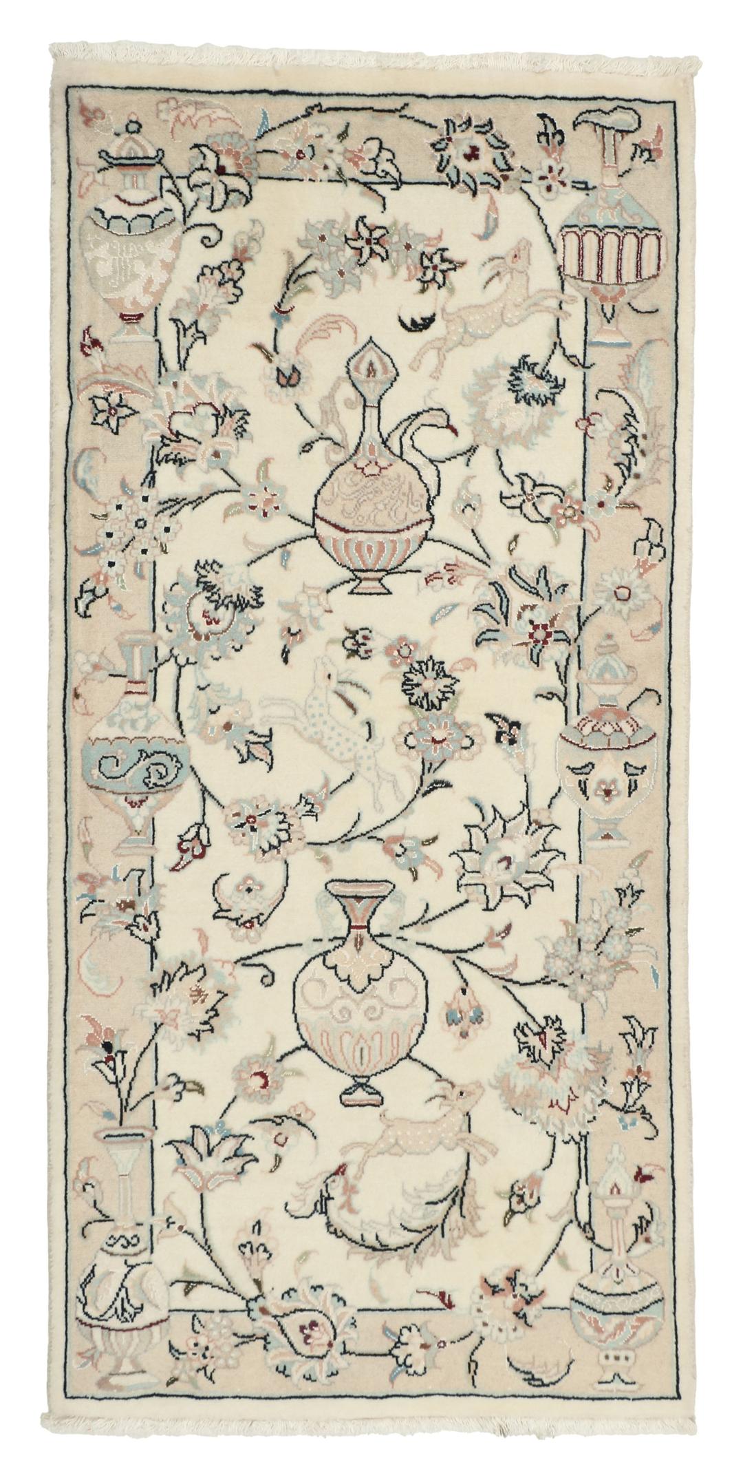 Et rektangulært håndknyttet Nain 9La-tæppe med delikate blomstermotiver i beige og blå nuancer.
