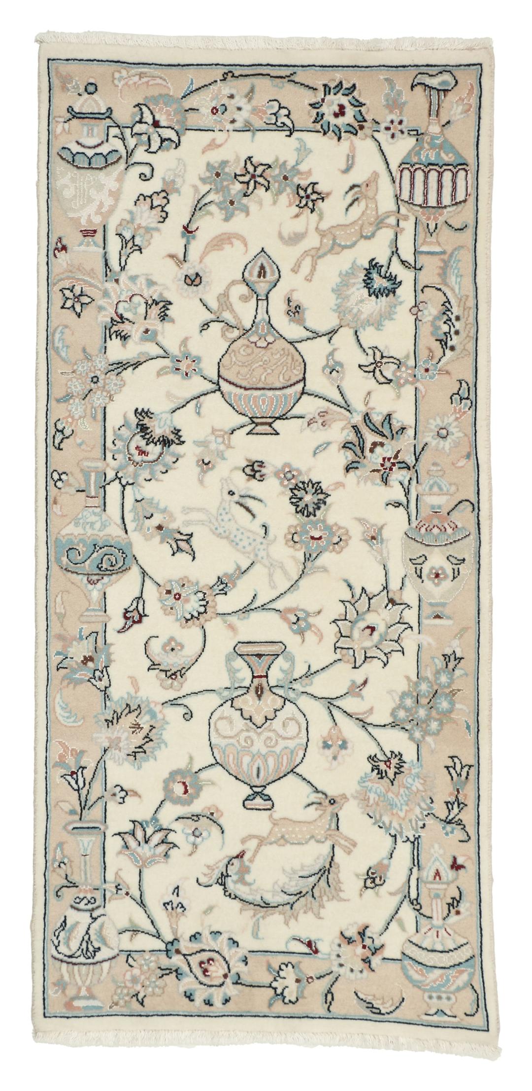 Een handgeknoopte Nain 9La loper met bloem- en diermotieven in beige en blauwe tinten.