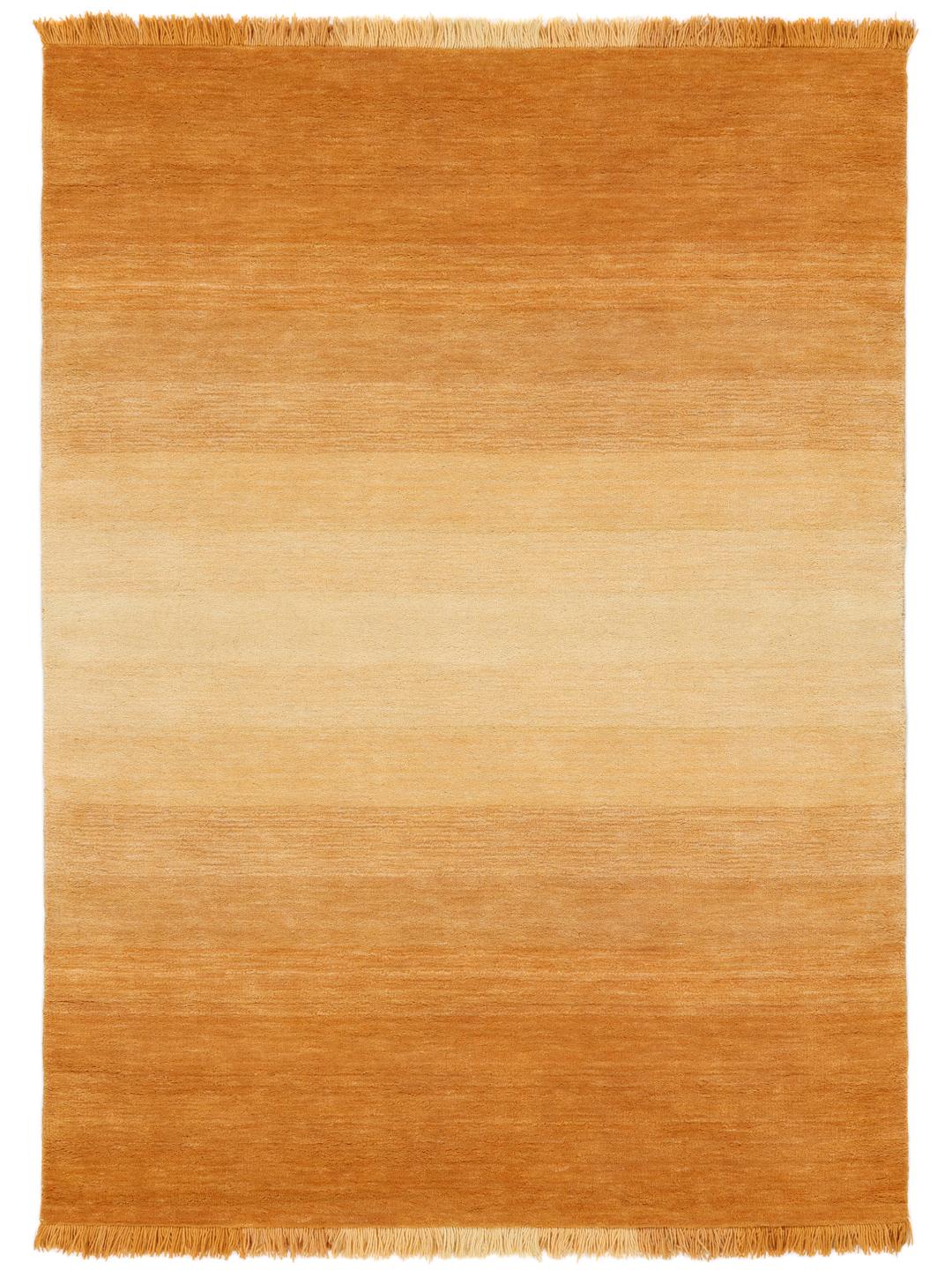 Een rechthoekig handgeweven vloerkleed in verschillende tinten oranje.