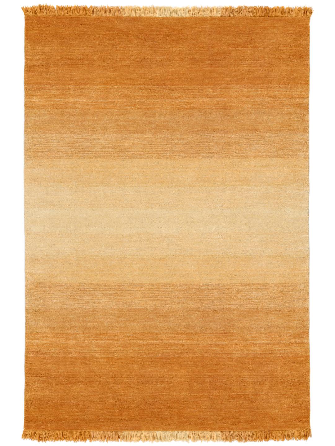 Een rechthoekig handgeweven vloerkleed in verschillende tinten oranje.
