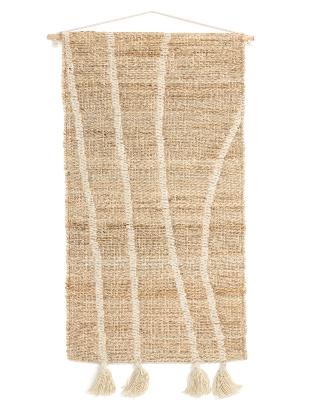 Handgeweven wanddecoratie in beige en wit met organische golfpatronen