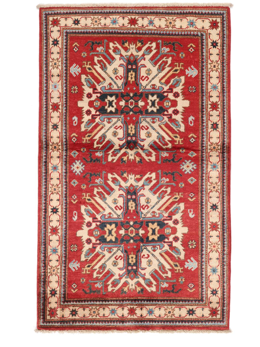 Een handgeknoopt Afghaans Kazak tapijt met gedurfde geometrische rode, blauwe en crèmekleurige motieven.