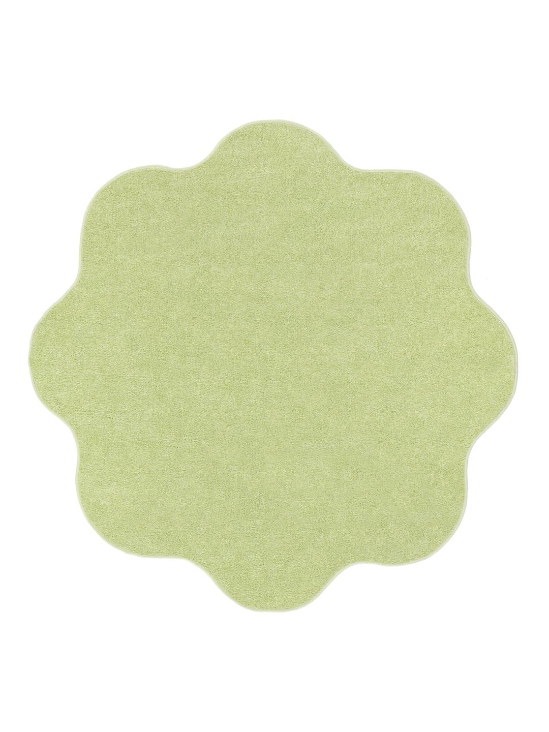 tapis vert aux formes festonnées irrégulières