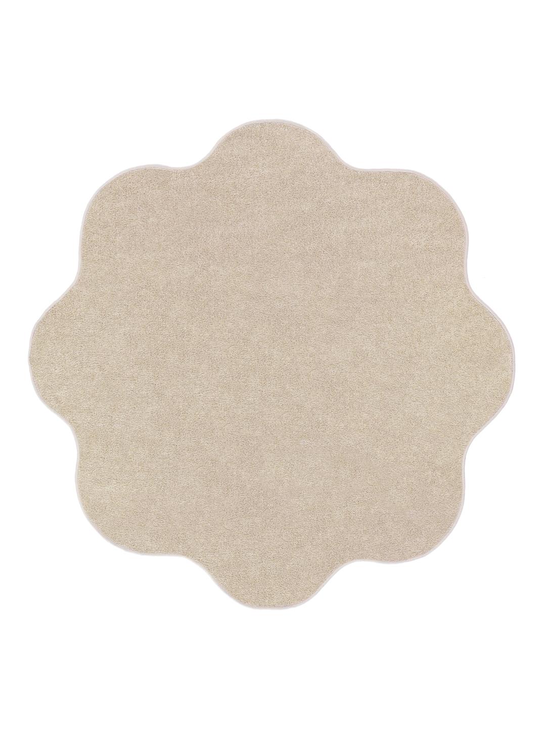 Beige tapijt met een onregelmatige golvende vorm