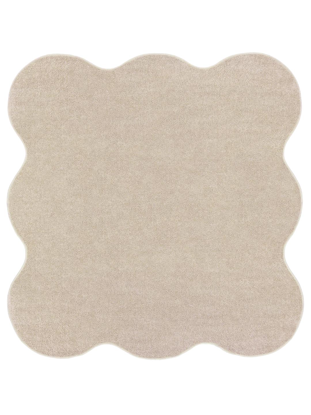 Beige vloerkleed met een onregelmatige geschulpte vorm