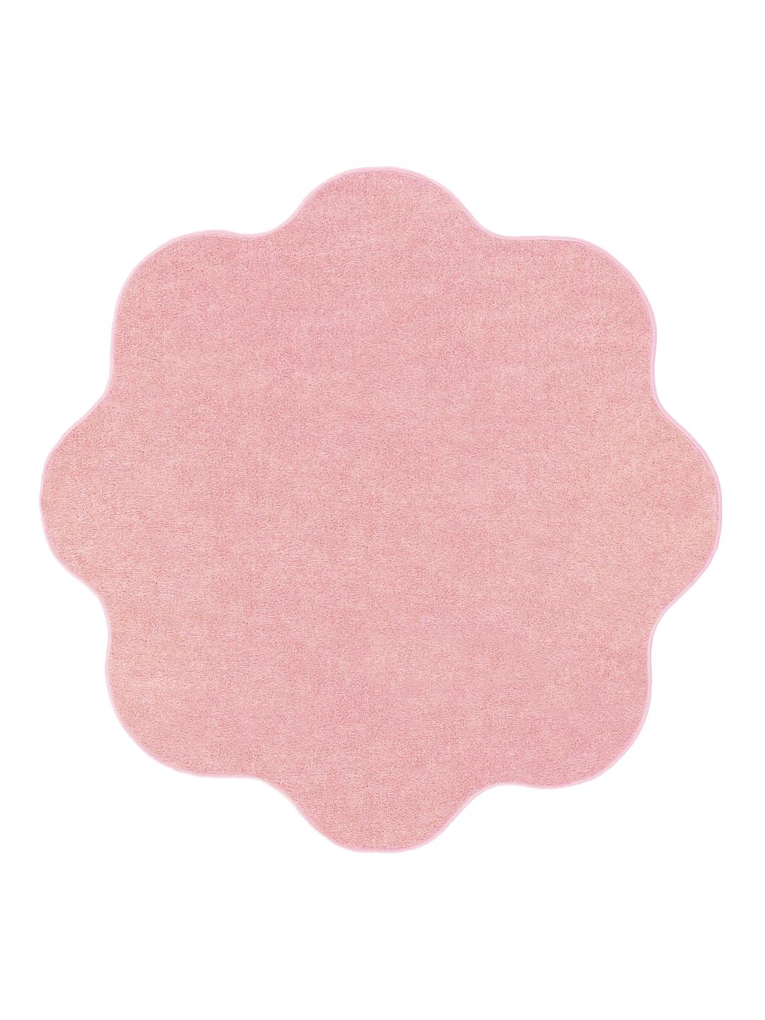 Tapis rose à la texture douce et à la silhouette arrondie.