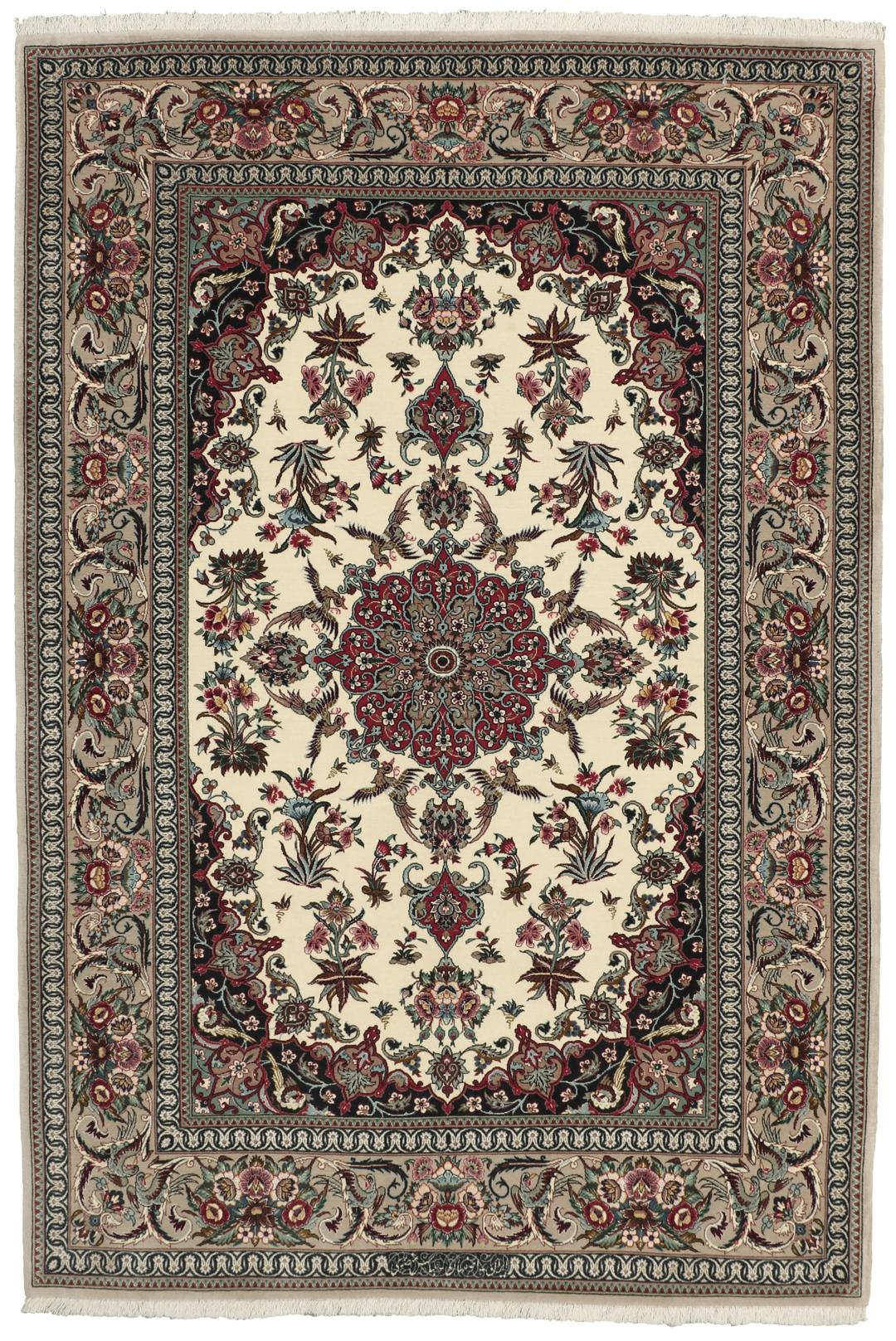 Een rechthoekig Isfahan-tapijt uit het Midden-Oosten met een centraal medaillon en bloemmotieven in beige, rode en blauwe tinten.