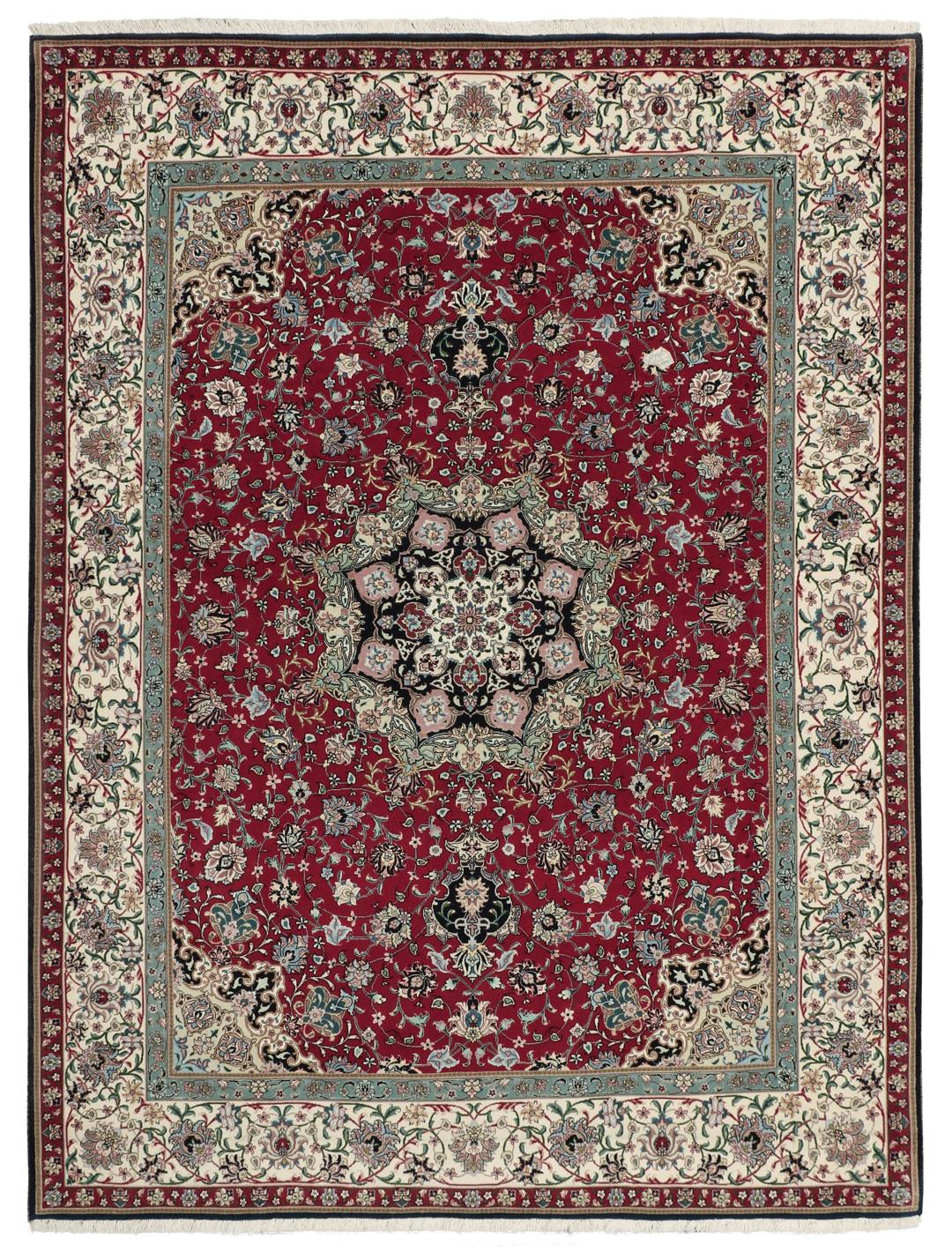 Een handgeknoopt Tabriz-tapijt met een rood veld en een ingewikkeld bloemmedaillon uit het Midden-Oosten.