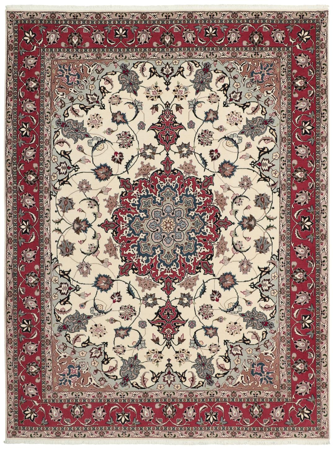 Un tapis Tabriz noué à la main provenant du Moyen-Orient avec un médaillon floral rouge sur fond crème.