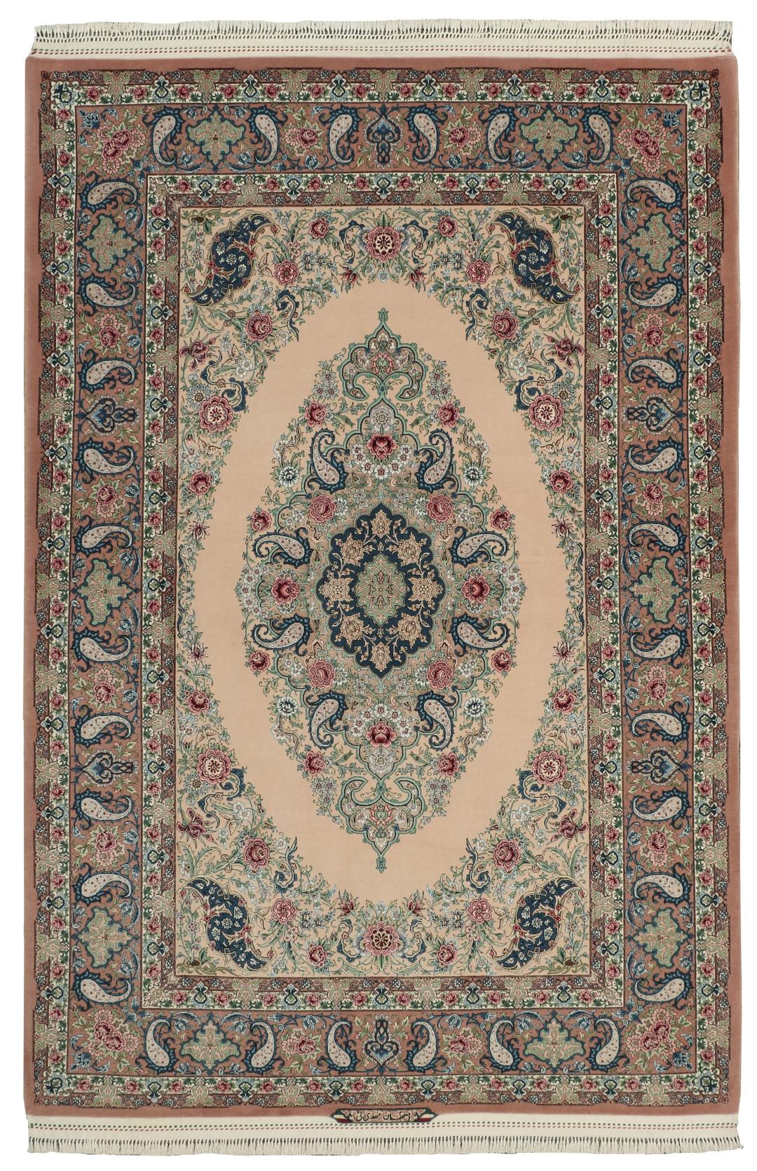 Et håndknyttet Isfahan-tæppe fra Mellemøsten i beige, blå og røde toner.