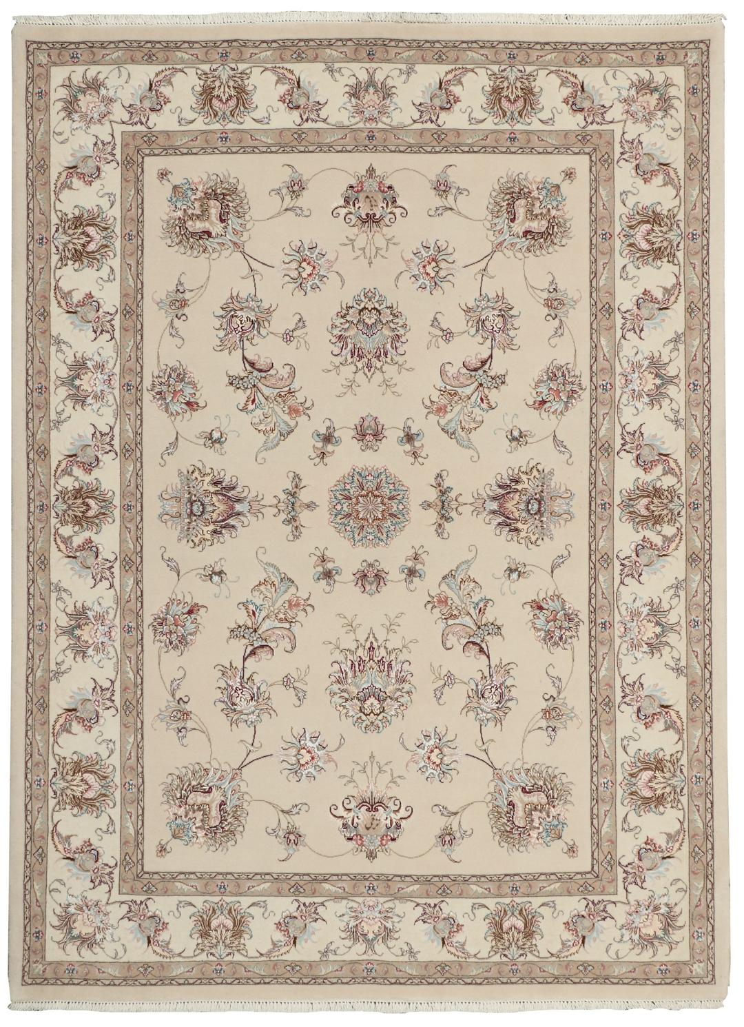Et håndknyttet Tabriz-tæppe fra Mellemøsten i beige med indviklede blomstermønstre.