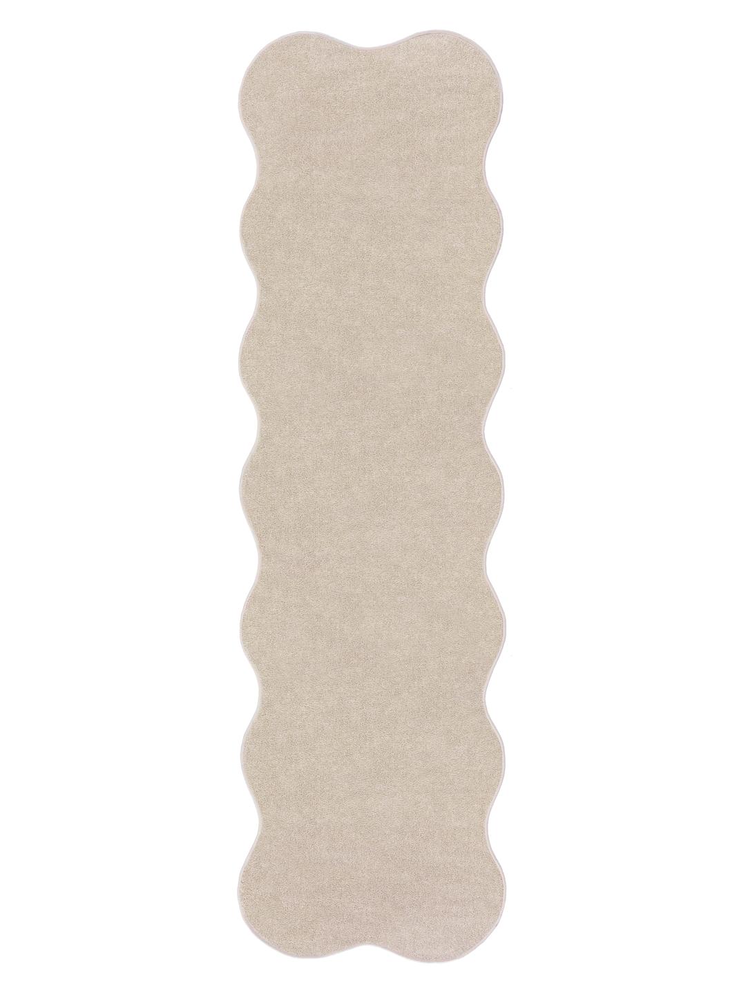 Beige tapijt met een onregelmatige vorm en zachte pooltextuur.