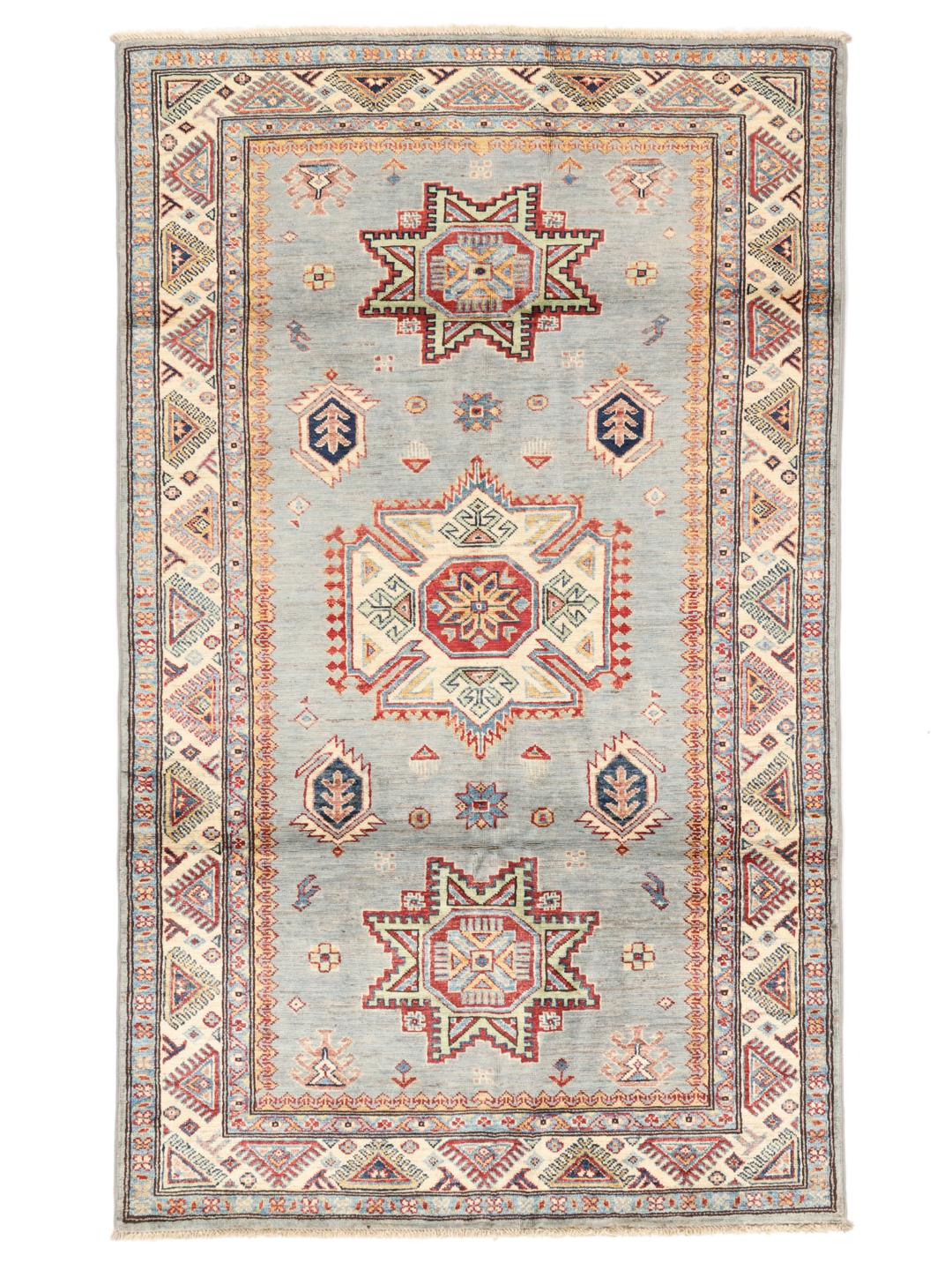 Handgeknoopt tapijt uit het Midden-Oosten met een lichtblauw veld en traditionele geometrische motieven.