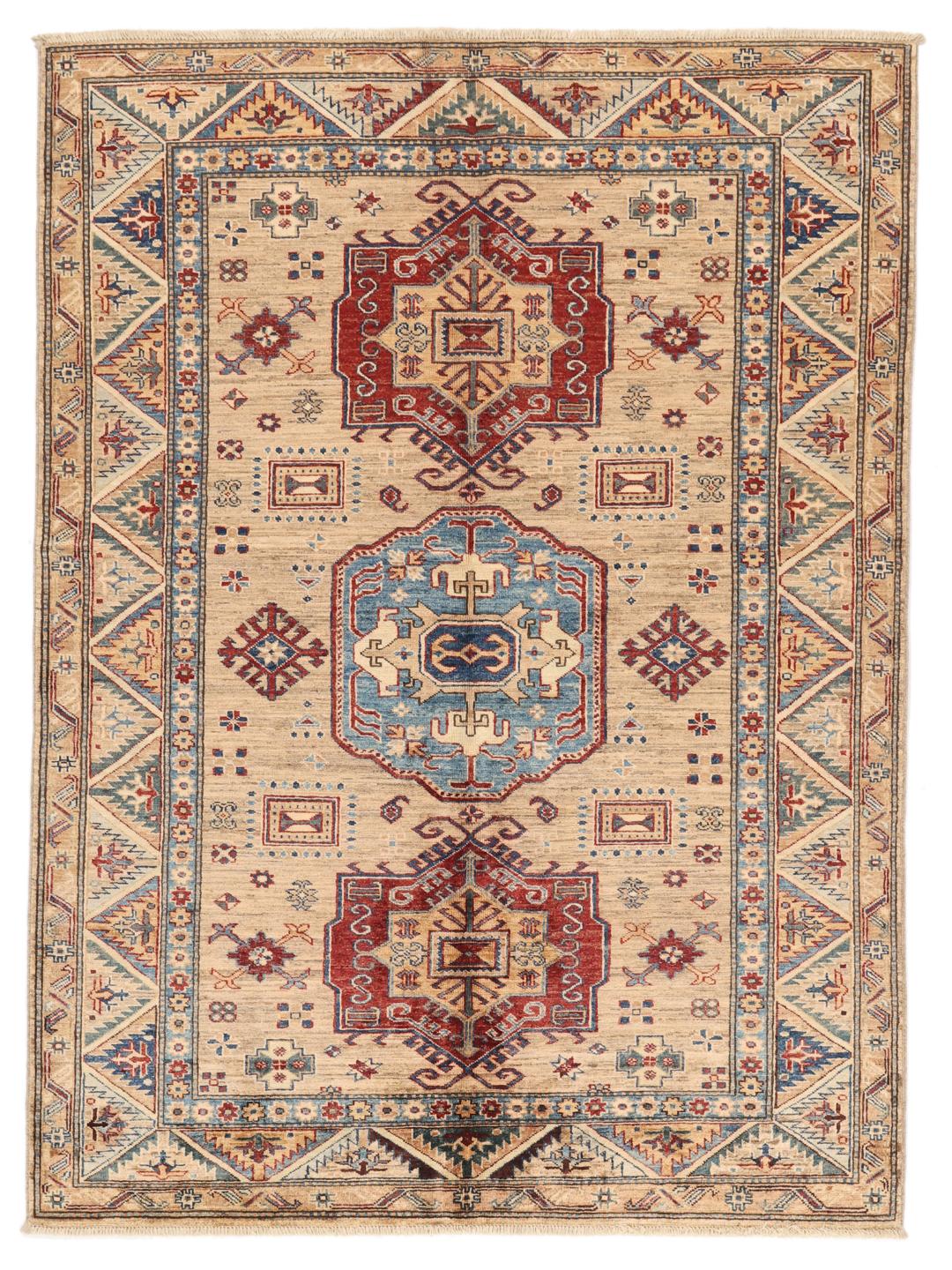 Handgefertigter Kazak-Teppich aus Afghanistan in Beige mit roten und blauen geometrischen Mustern.