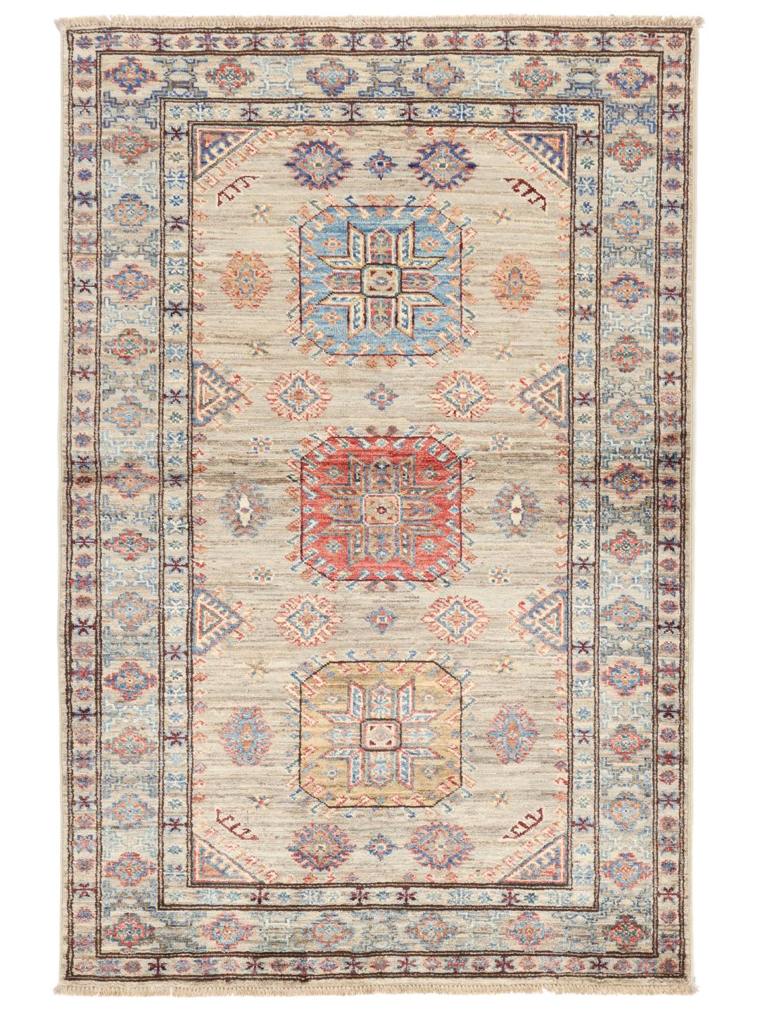 Handgeknüpfter Kazak-Teppich aus Afghanistan mit geometrischen Mustern in Beige, Blau und Rottönen.