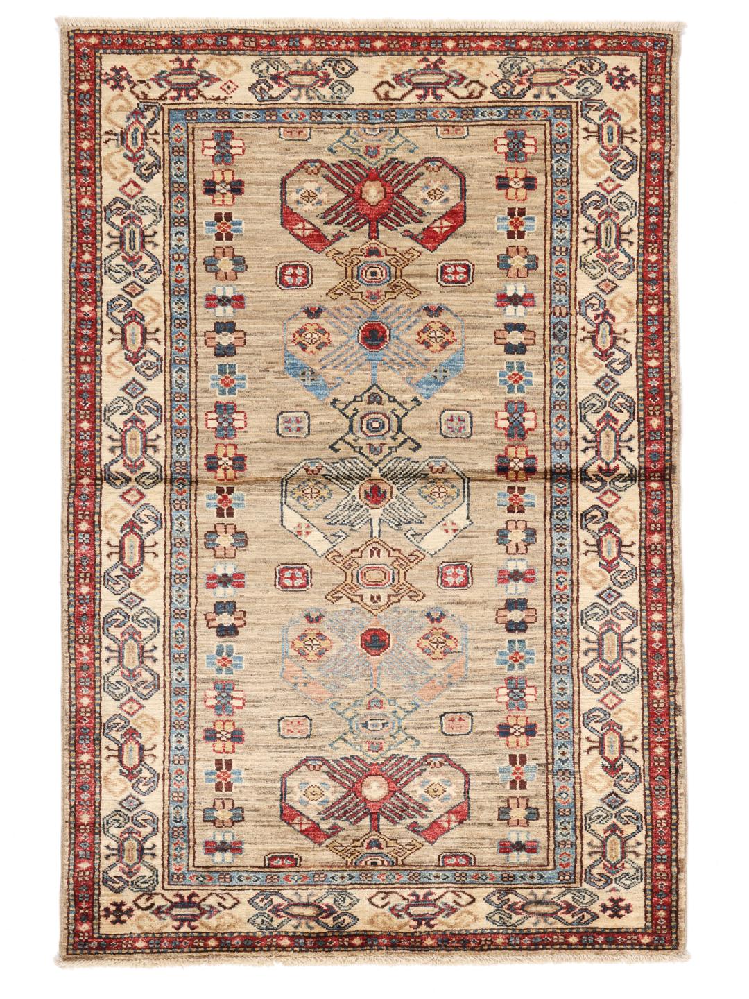 Handgeknoopt Kazak tapijt uit Afghanistan met beige, rode en blauwe geometrische motieven.