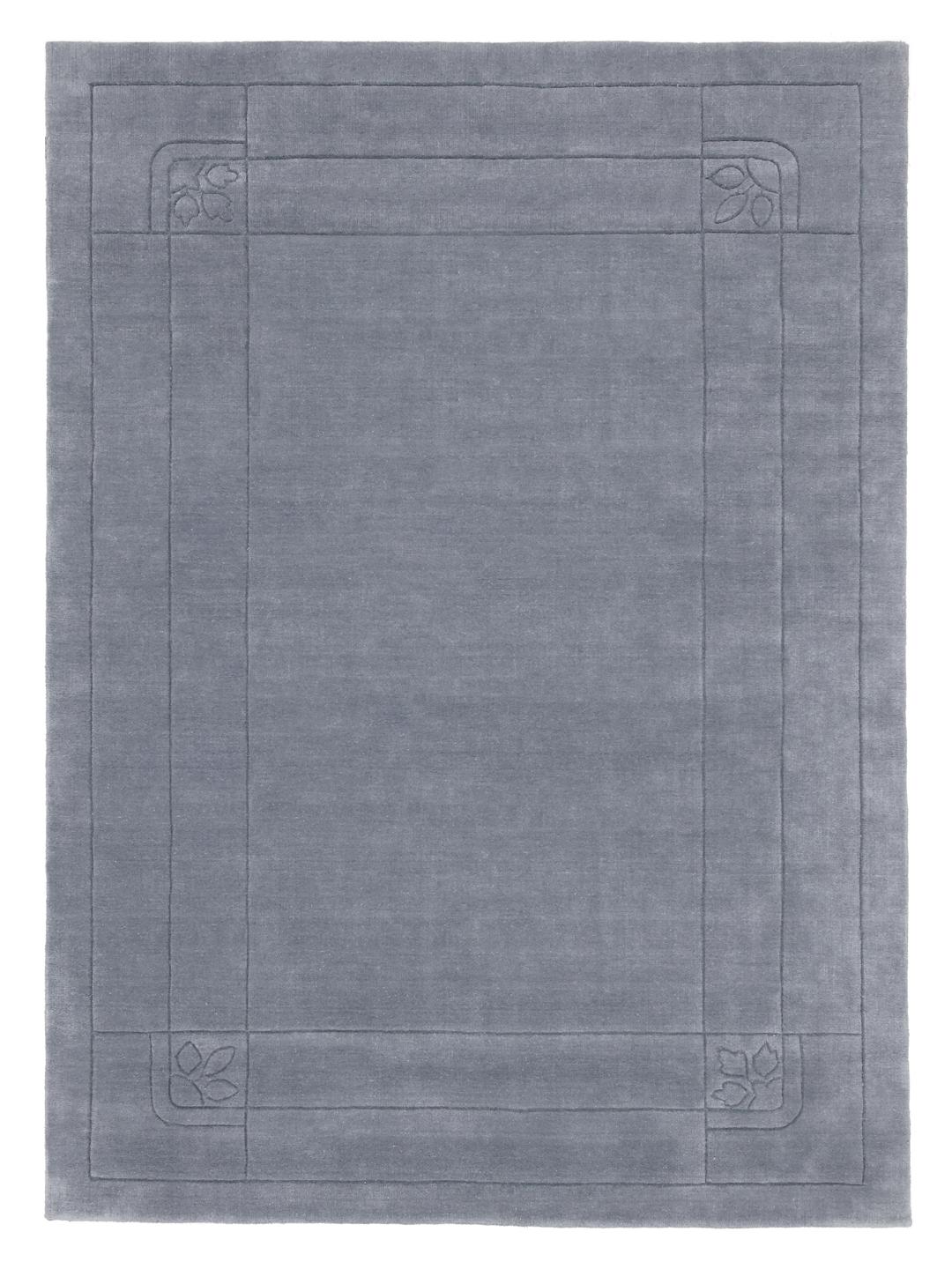 Un tapis bleu doux avec une bordure décorative.