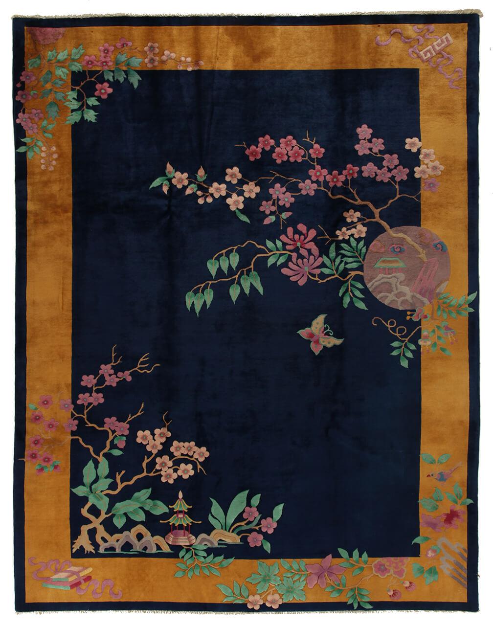 Antiek Chinees Art Deco tapijt met bloemmotieven op een donkerblauw veld