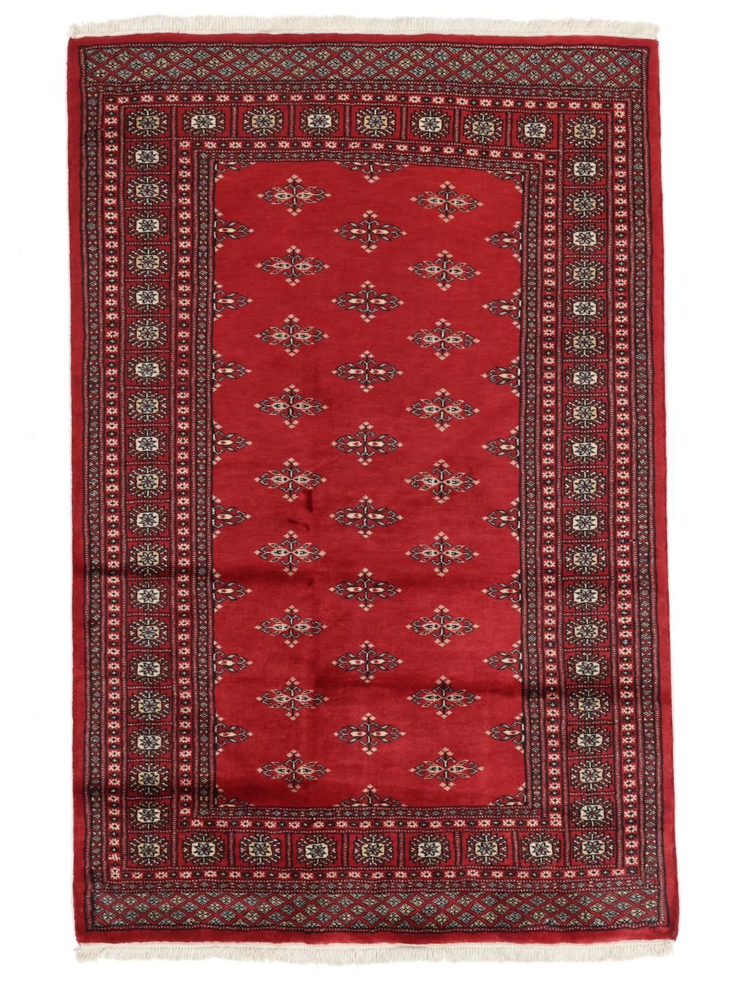 Handgeknoopt Pakistan Bokhara tapijt met een levendig rood veld en geometrische motieven