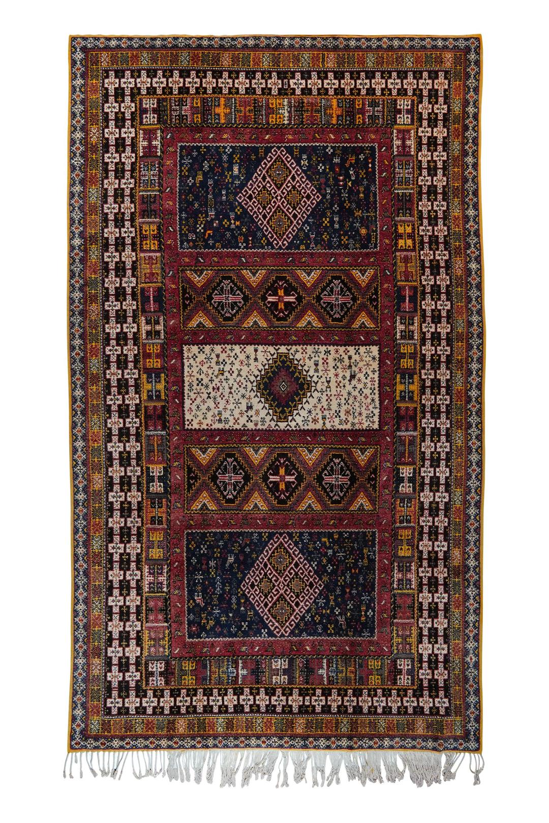 Handgefertigter Vintage-Teppich aus marokkanischer Wolle mit geometrischen Stammesmotiven in Rot, Blau und Creme.