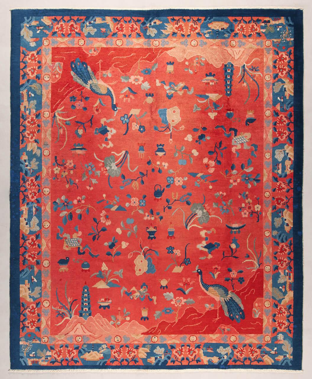 Antiek Chinees tapijt met een rood veld en picturale motieven