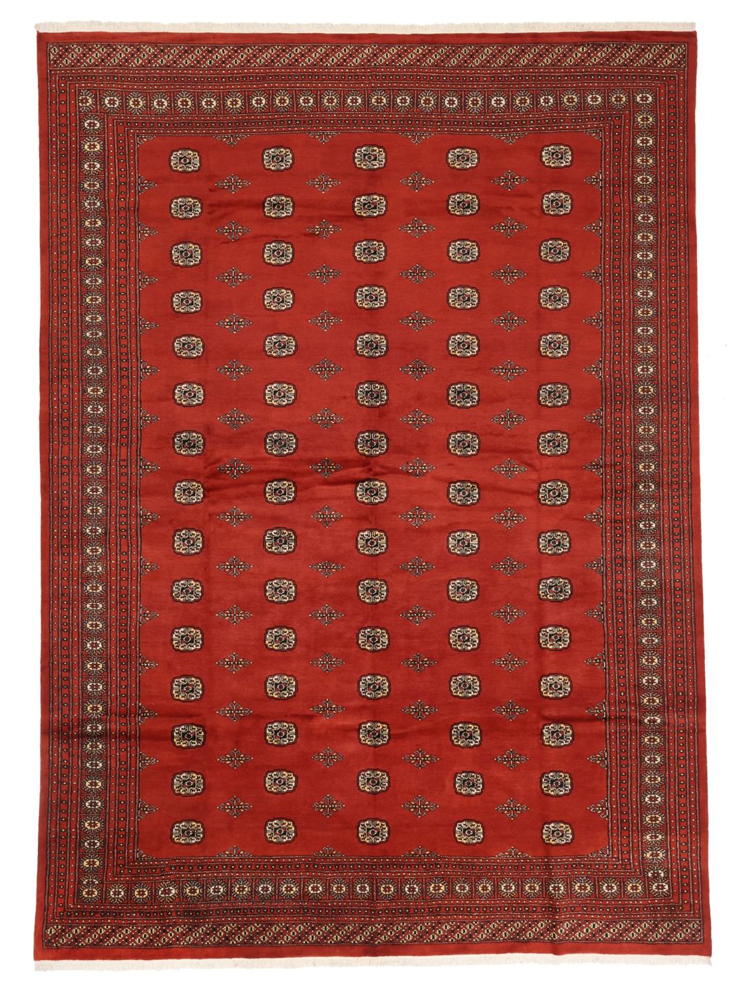 Ein großer, rechteckiger, handgeknüpfter Pakistan Bokhara Teppich in Dunkelrot mit wiederkehrenden Motiven.